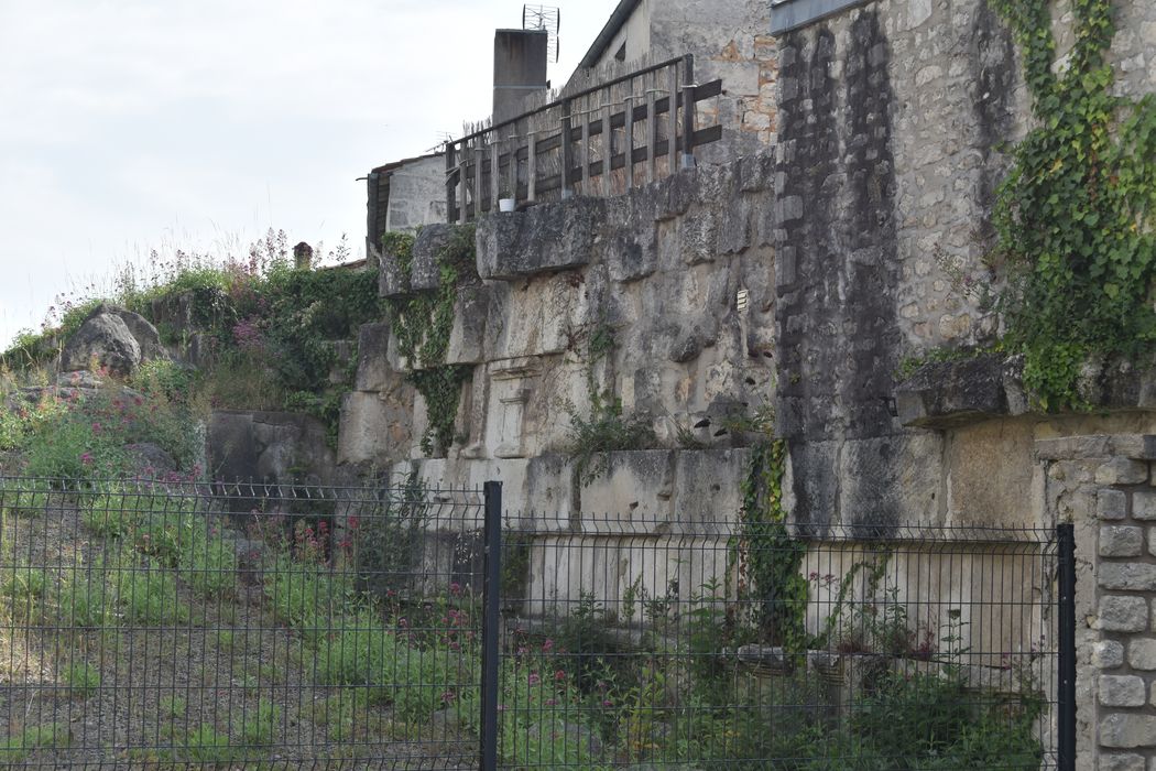 Vue partielle des remparts sur le site de l'ancien hôpital depuis la rue du Bastion