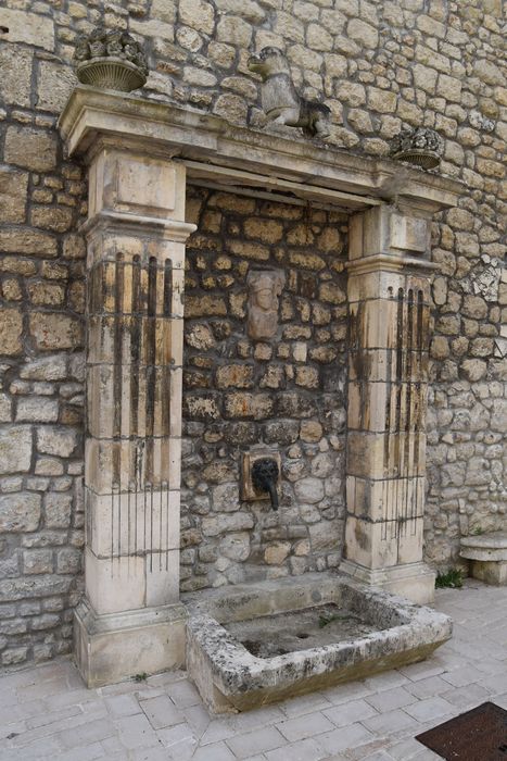 cour intérieure, éléments architecturaux formant fontaine