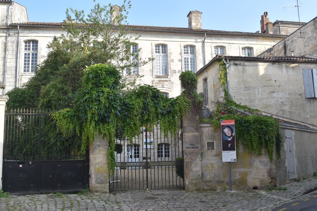 grille d'accès à la cour intérieure depuis la rue Monconseil