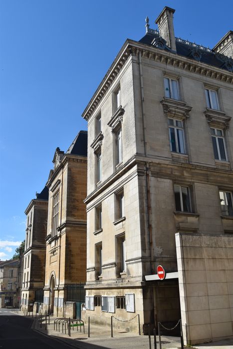 façade sud sur la rue du Musée