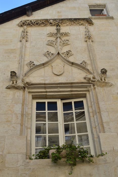 façade sur la rue Saint-Jean, détail de la baie du 1er étage