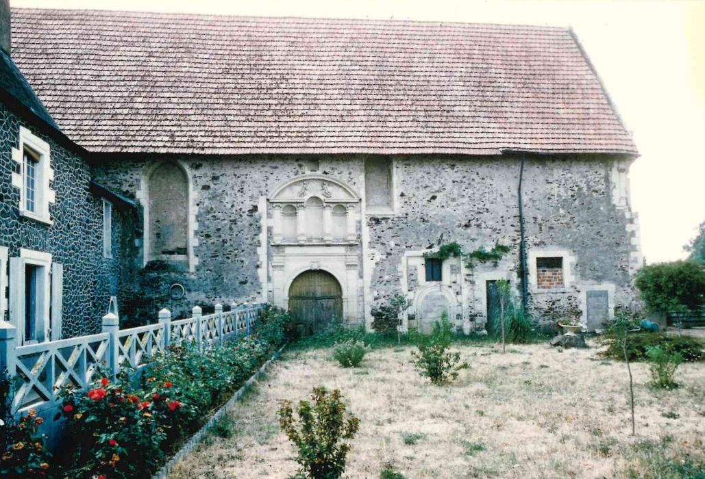 façade nord, porte de l’ancienne chapelle