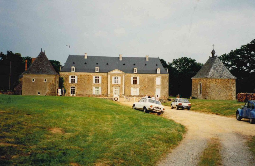 vue générale du château dans son environnement depuis l’Ouest