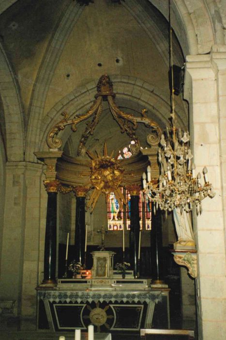 Ciborium (baldaquin), autel, retable, tabernacle et degré d'autel