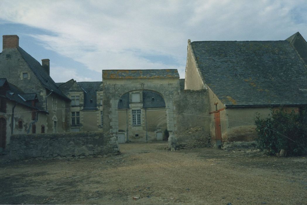 portail d’accès sud-est à la cour d’honneur