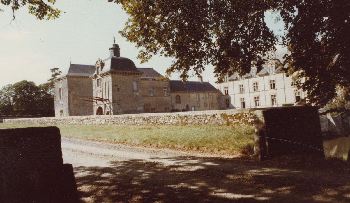 Vue partielle du château dans son environnement depuis le Sud-Est