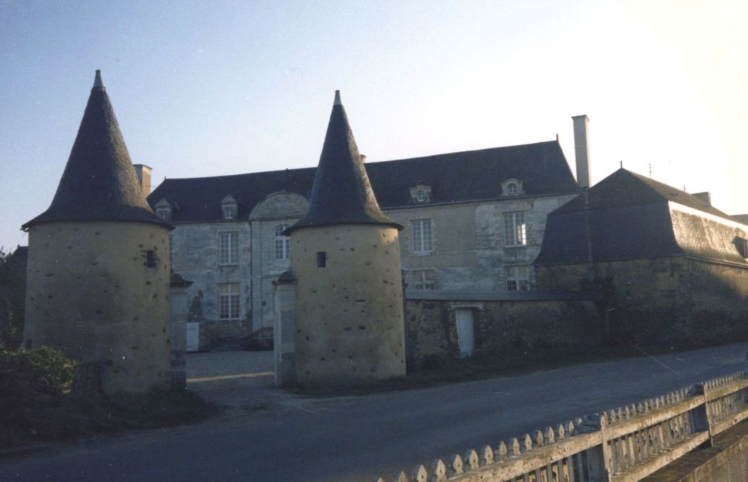 vue partielle du château depuis la rue, accès nord