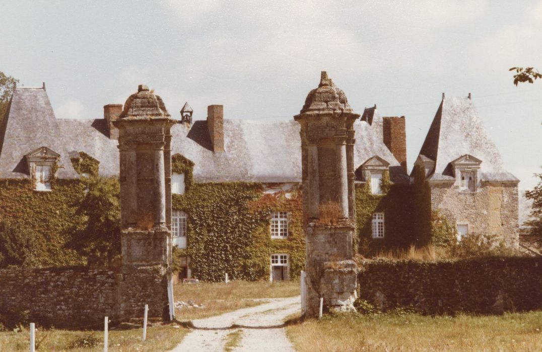 piles du portail d’accès ouest à la cour d’honneur