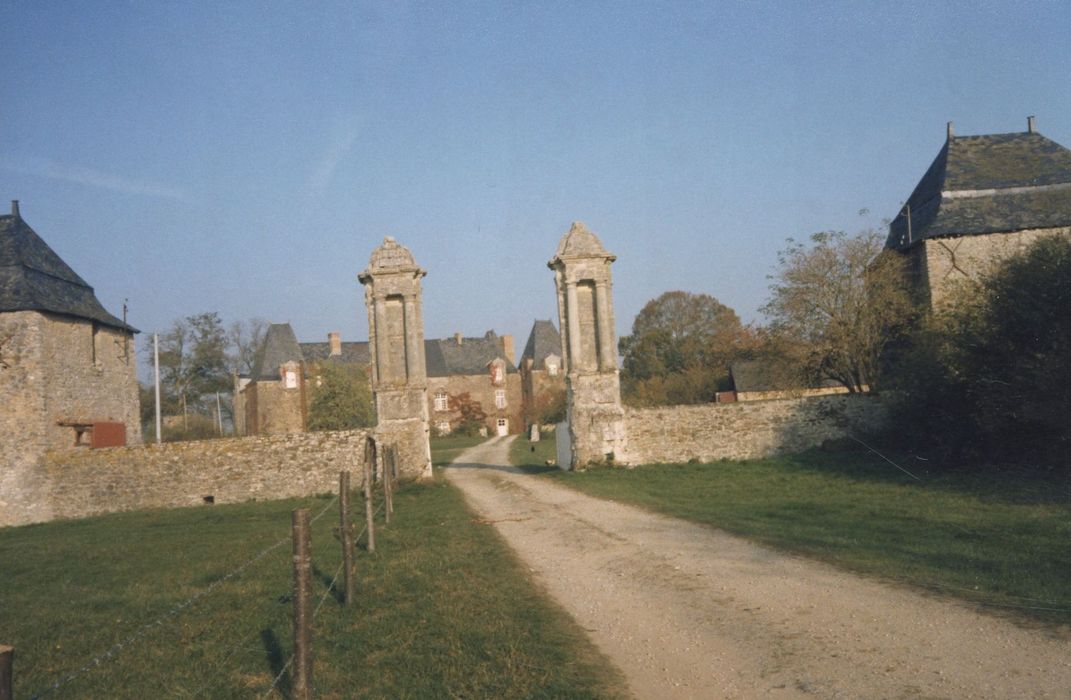 piles du portail d’accès ouest à la cour des communs