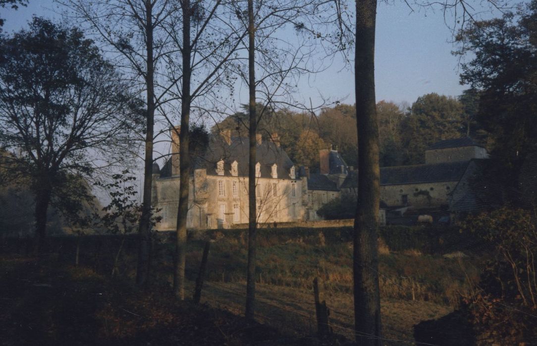 vue partielle du château dans son environnement depuis l’Ouest