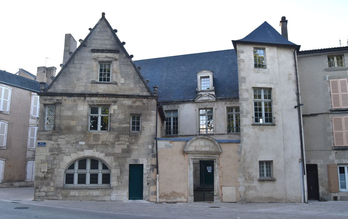 façade sud sur la place