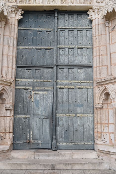 vantaux du portail de droite de la façade ouest