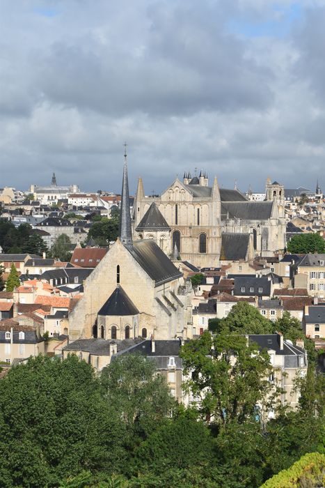 vue générale de l’édifice dans son environnement depuis l’Est