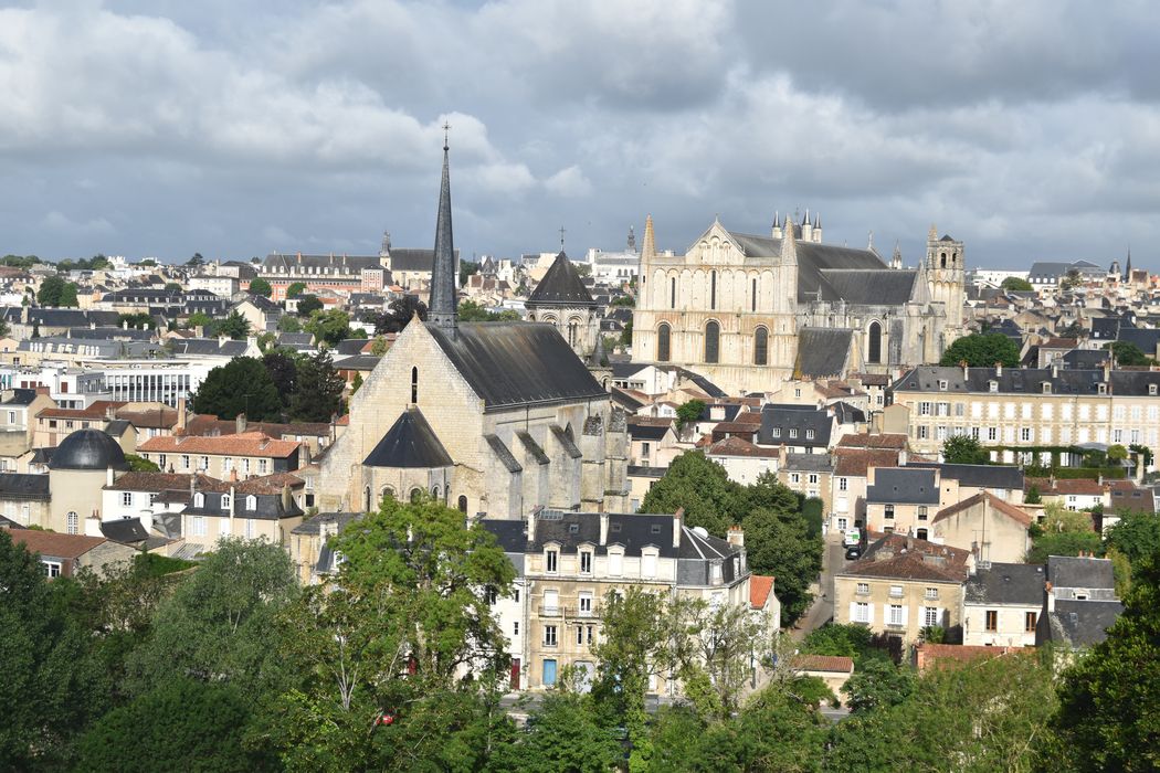 vue générale d’église Sainte-Radegonde et de la cathédrale Saint-Pierre dans leur environnement depuis l’Est