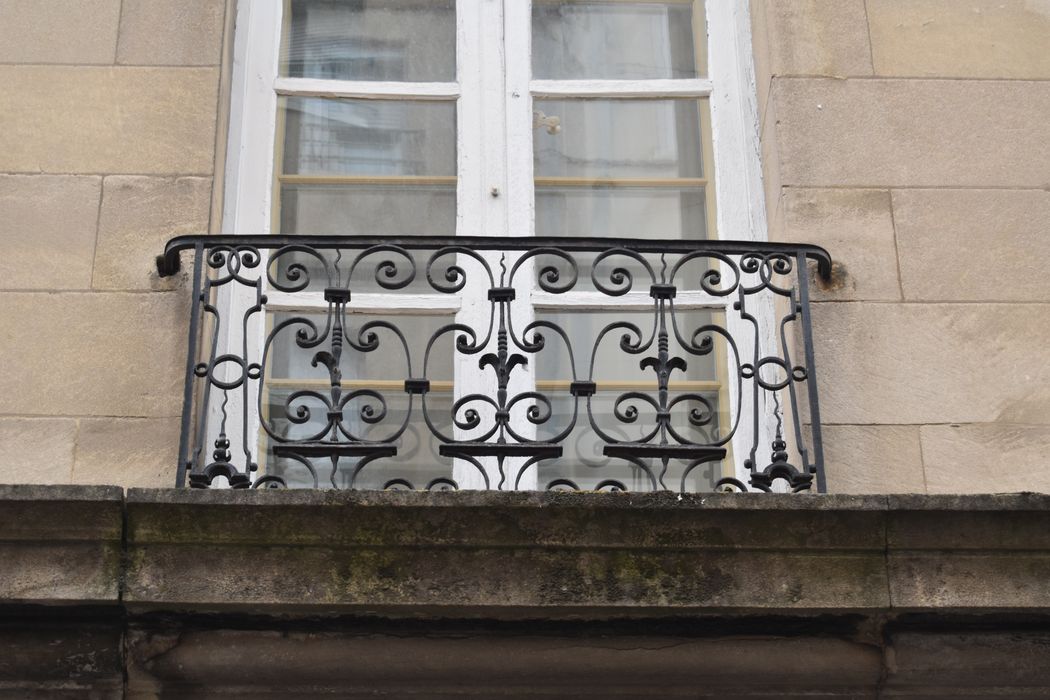 façade sur rue, 1er étage, travée centrale, détail d’un appui de fenêtre