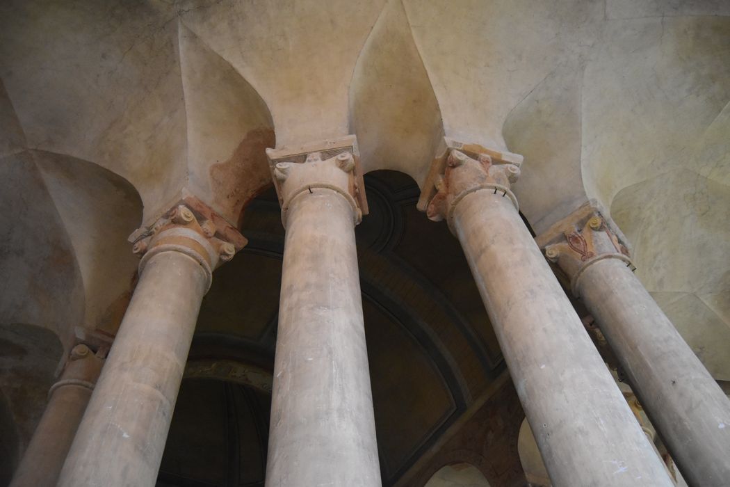 colonnes encadrant le choeur