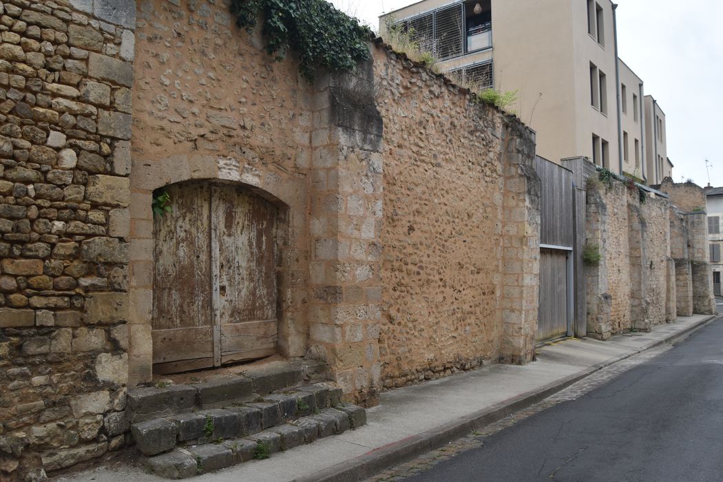 vue générale des vestiges du mur d’enceinte