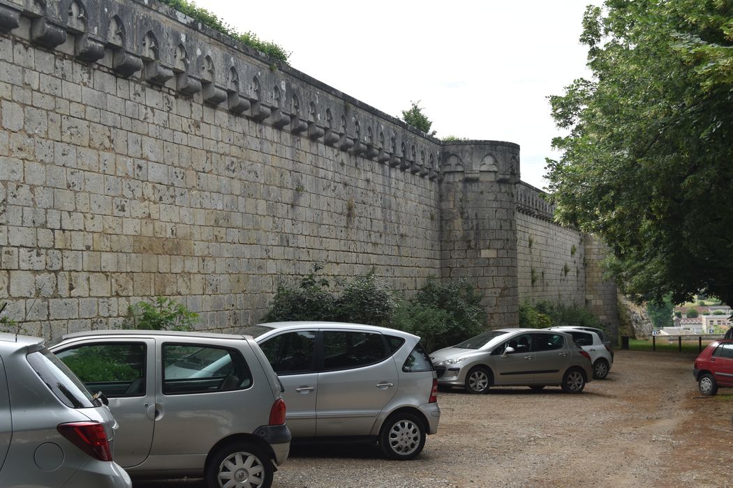 anciens murs de clôture longeant la Promenade de Blossac