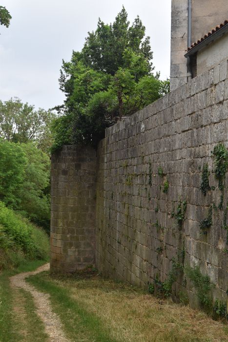 anciens murs de clôture longeant la rue des Douves