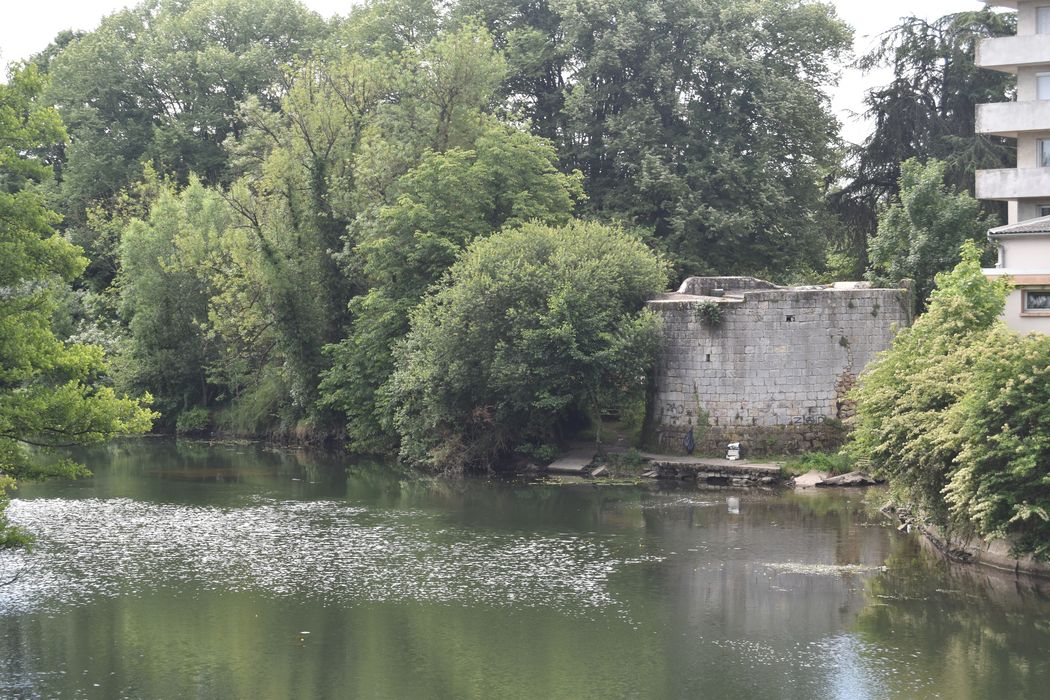 tour de l’ancien château sur le bord du Glain