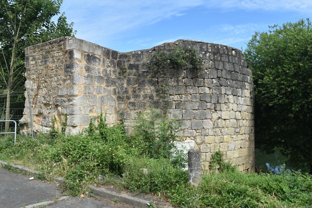 tour de l’ancien château sur le bord du Glain