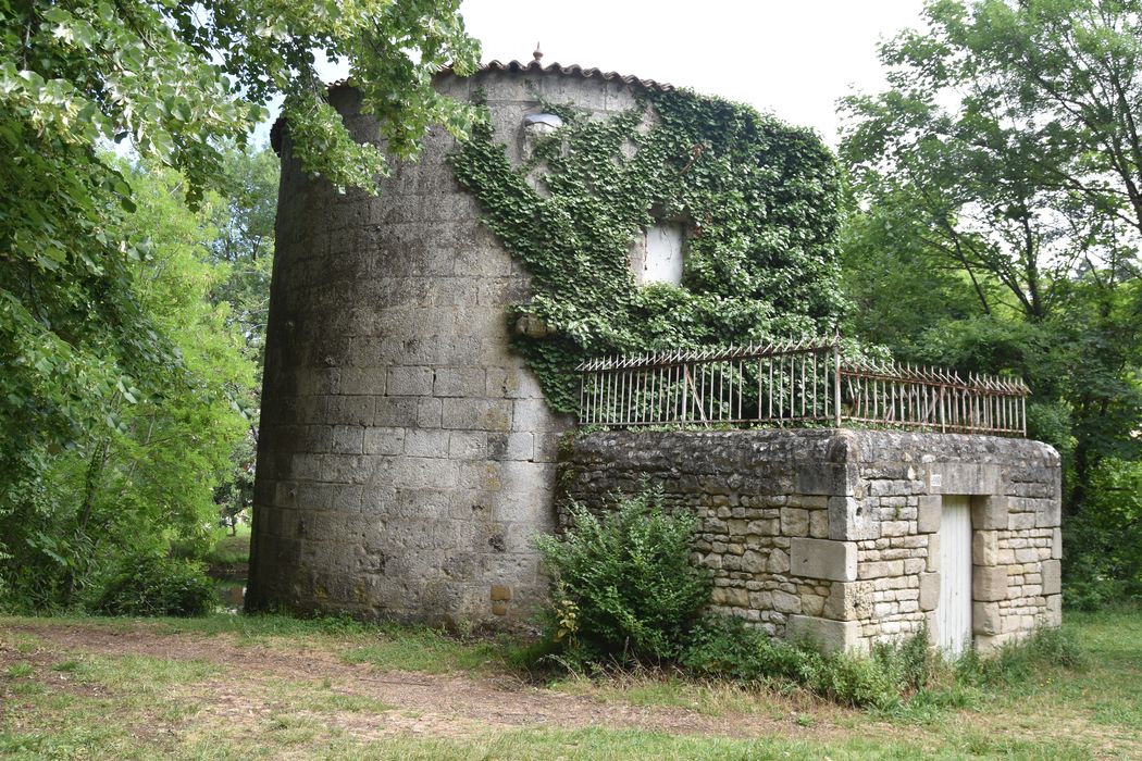 tour de l’ancien château sur le bord du Glain dans le jardin Petite Villette