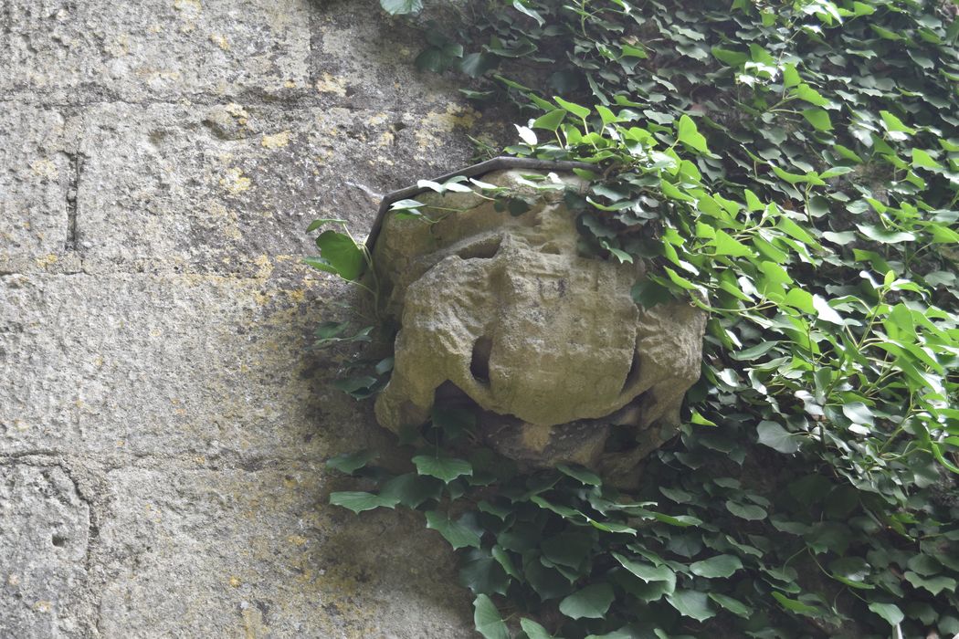 tour de l’ancien château sur le bord du Glain dans le jardin Petite Villette, détail