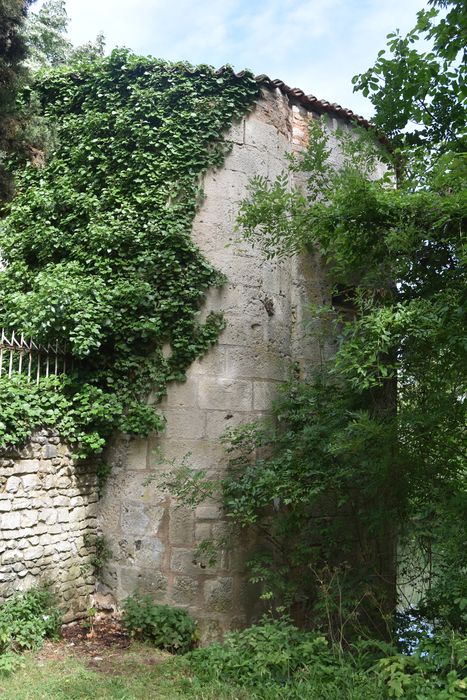 tour de l’ancien château sur le bord du Glain dans le jardin Petite Villette, vue partielle