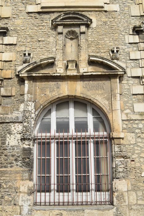 façade sur rue, ancien portail