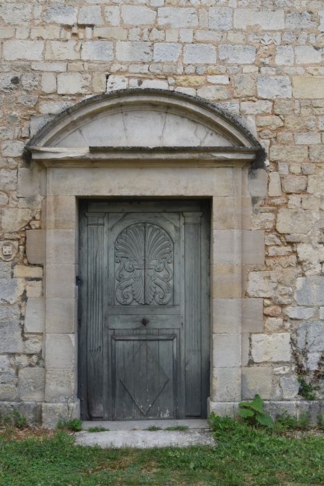 façade ouest, porte secondaire à gauche du portail