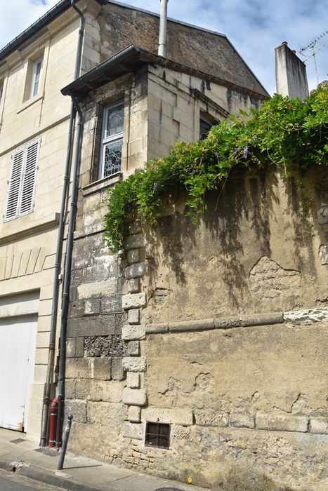 façade sur rue, vue partielle