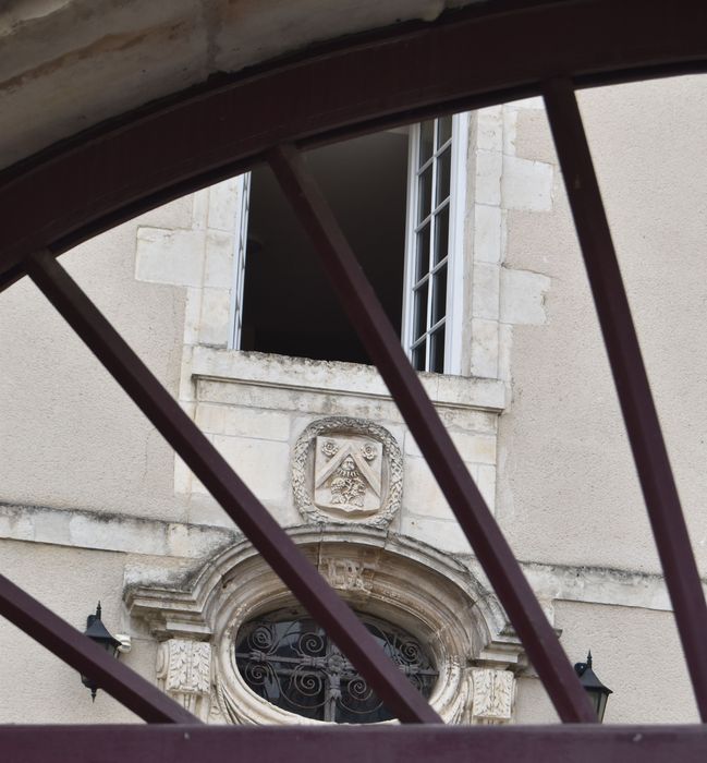 porte d’accès au logis, vue partielle