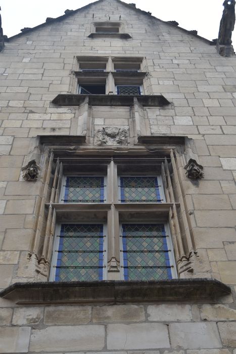 façade sur rue, vue partielle