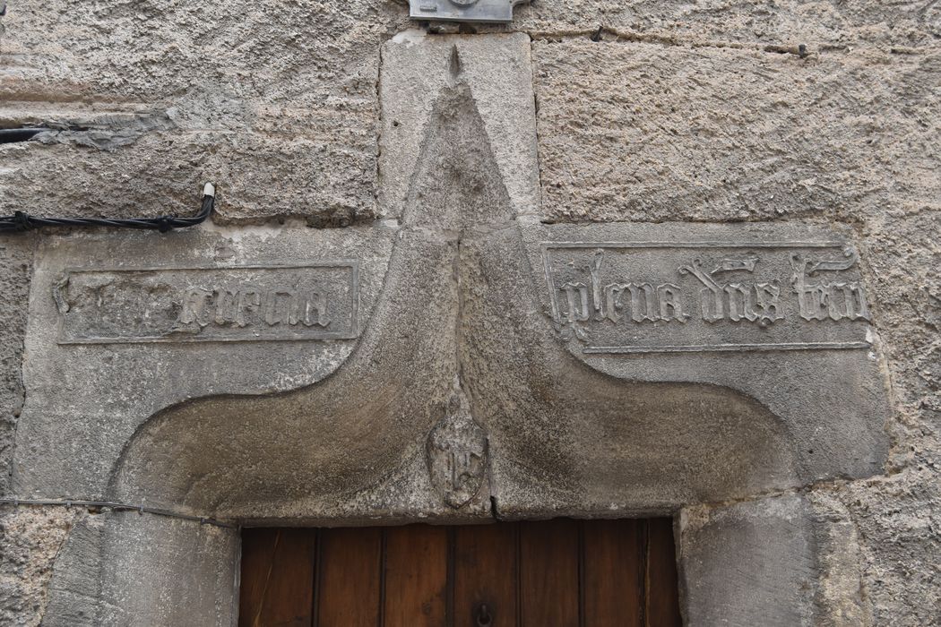 détail du linteau de la porte d’accès sur rue