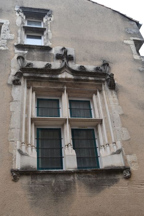 façade sur rue, détail de la fenêtre à meneau du 1er étage