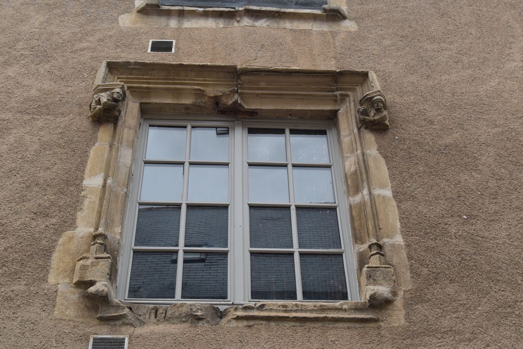 façade sur rue, détail de l’ancienne fenêtre à meneau du 1er étage