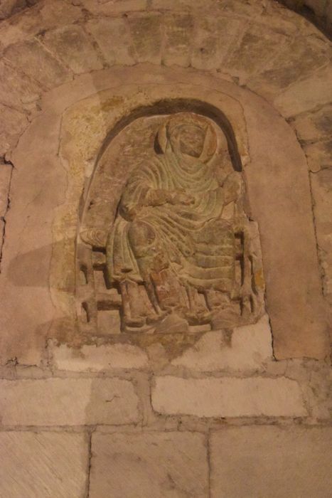 bas-relief maçonné dans le narthex : Sainte Radegonde