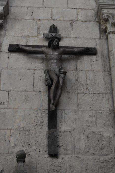 Statue : Christ en croix