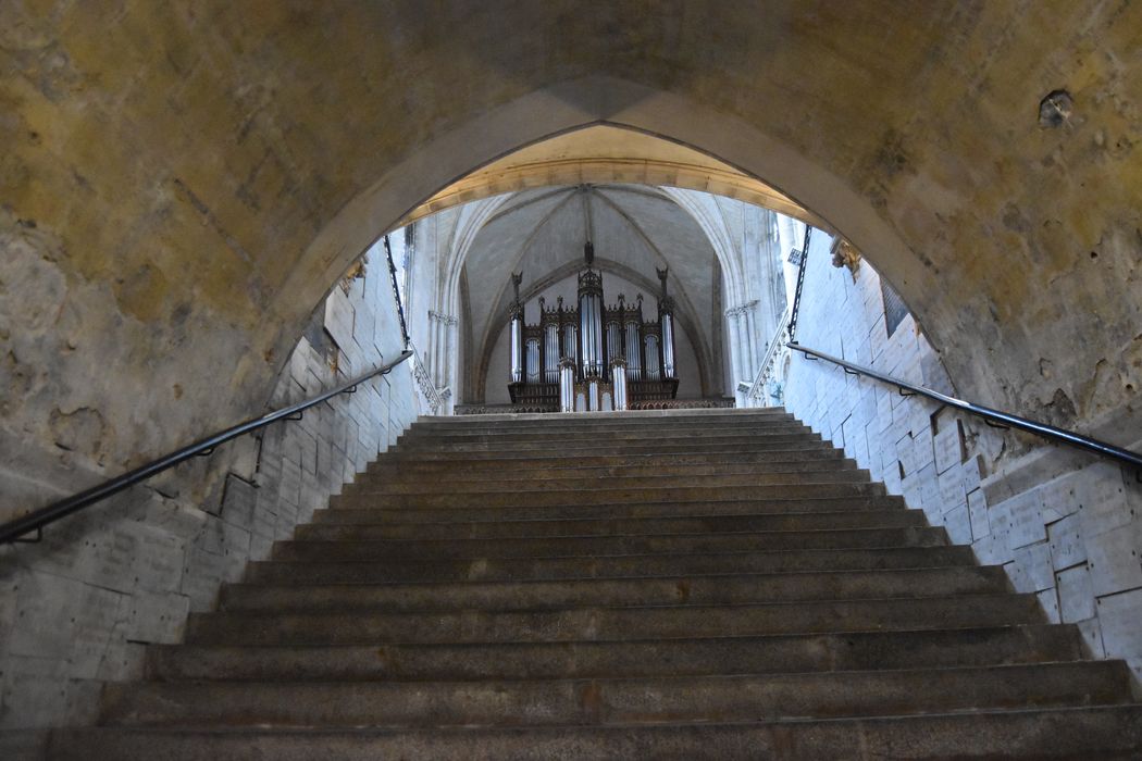 escalier monumental de la crypte