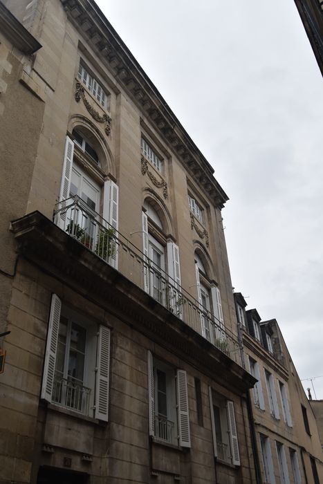 façade sur rue, vue partielle