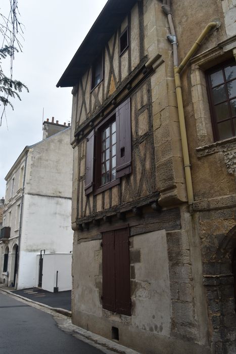 façade sur rue, vue partielle