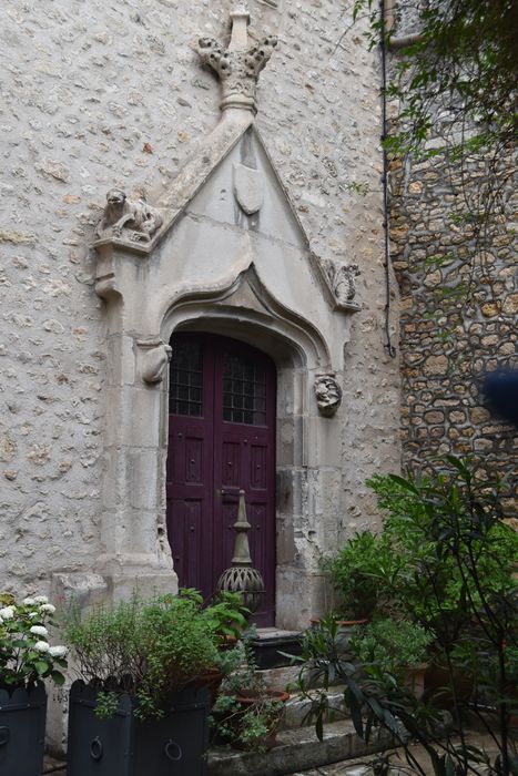 cour, porte d'accès gauche au logis