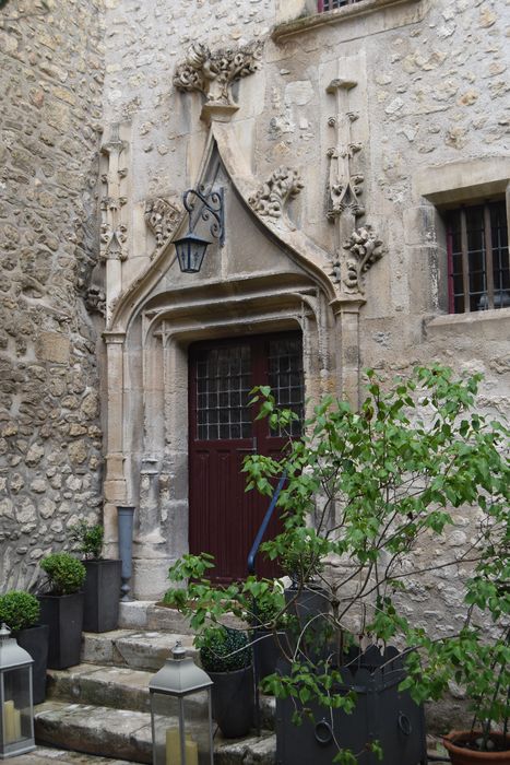 cour, porte d'accès droite au logis