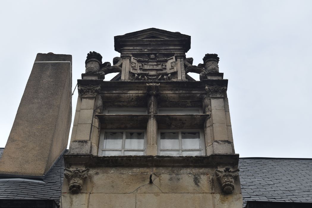 façade sur rue, détail de la lucarne