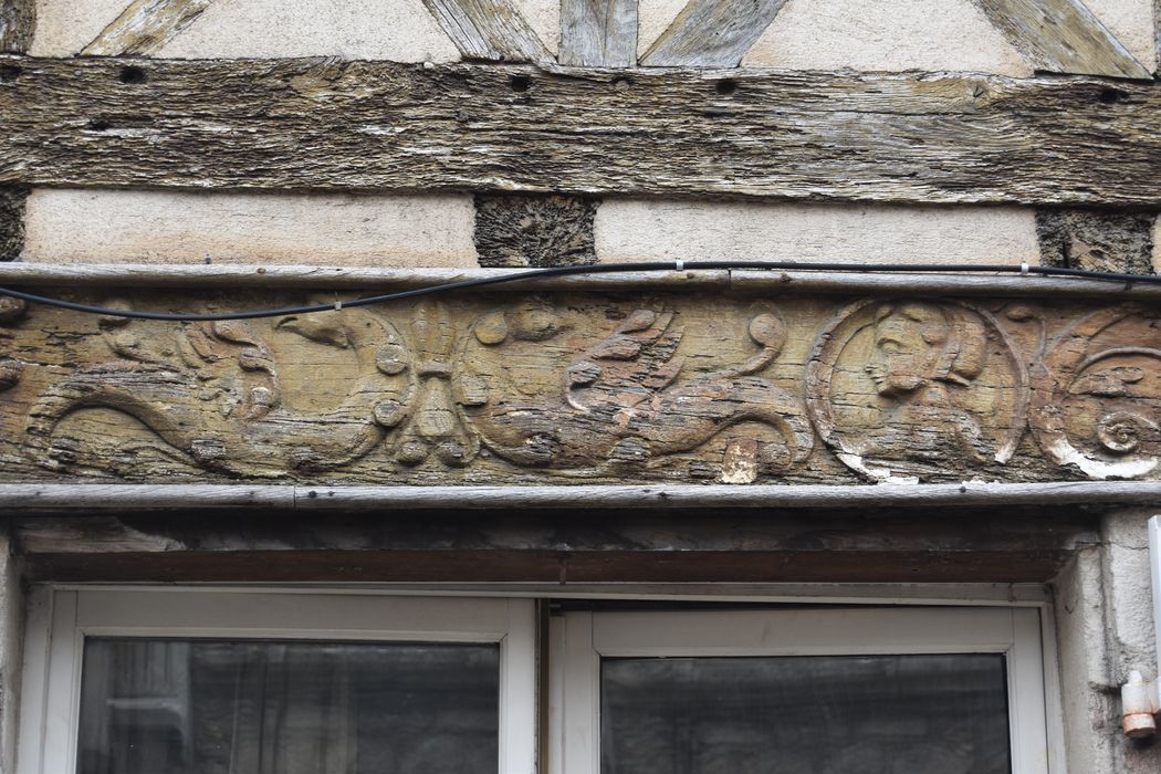 façade sur rue, détail de la poutre