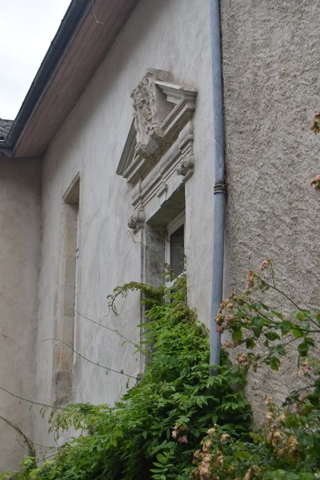 façade sur cour, vue partielle d'une baie