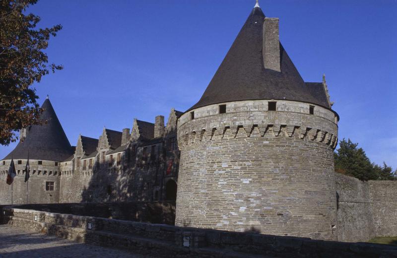 Façade ouest et tours sur les douves