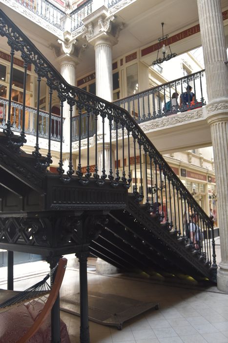 escalier menant au niveau supérieur