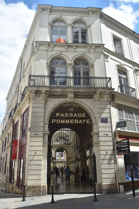 façade ouest sur la rue Santeuil