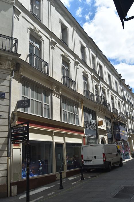 façade nord-ouest sur la rue Crébillon